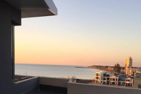 Glenelg BEACH & Park views -wifi parking